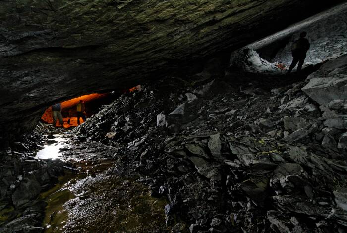 Cataphiles in einem engem Tunnel | Flickr: Hugo Clément CC-BY-SA 2.0