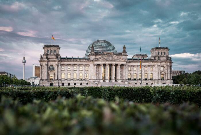 Reichstag building from the outside | Unsplash: hoch3media