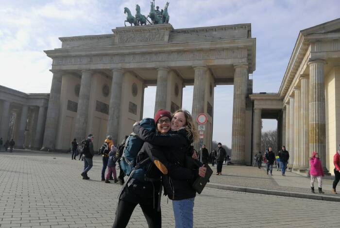 Mit meiner Lieblingsarbeitskollegin vorm Brandenburger Tor