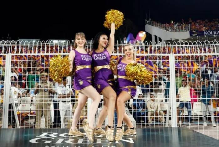 Als Kolkata Knight Rider Cheerleader im Cricket-Stadion in Indien