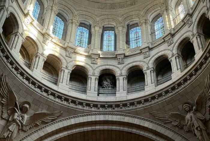 Interno di Sacré Coeur | Unsplash: Saish Rane