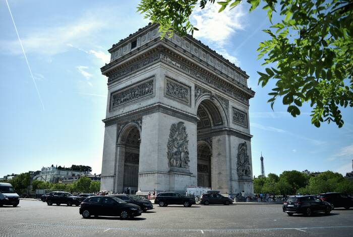 Arc de Triomphe Unten | Unsplah: Simon Wiedensohler