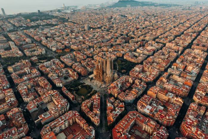 The square layout and Sagrada Família | Unsplash: Logan Armstrong