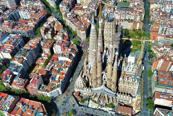 The famous ongoing construction site | Unsplash: Konrad Dabosz