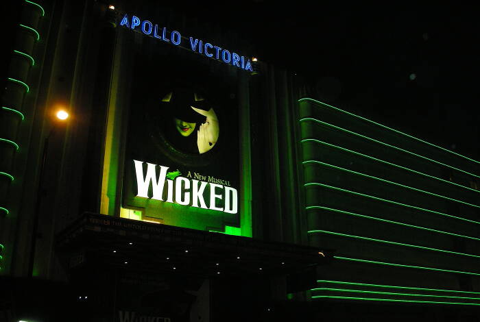 Apollo Victoria Theatre by Night | Flickr: Enrique Dans CC BY 2.0