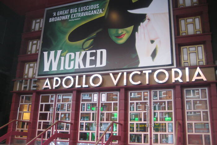 Apollo Victoria Theatre Entrance | Flickr: Andy Roberts CC BY 2.0