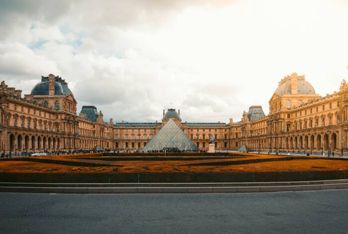 Louvre | Unsplash: redcharly