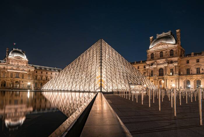 Louvre bei Nacht | Unsplash: Michael Fousert