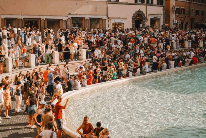 Tourists at the Trevi Fountain | Unsplash: Lala Azizli