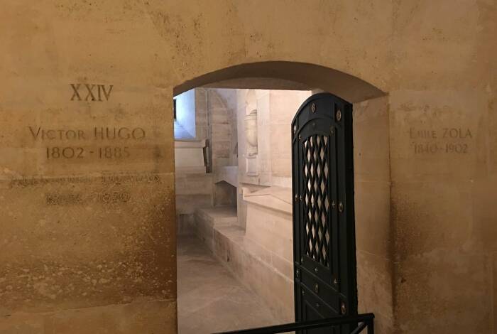 Die Krypta und das Grab von Voltaire und Émile Zola