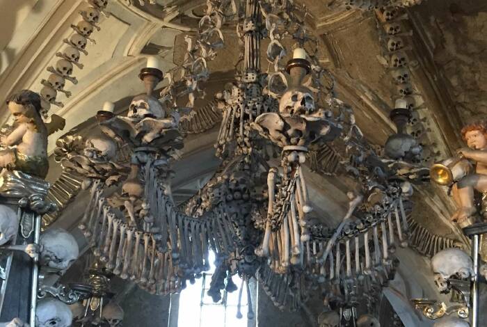 Kronleuchter aus Knochen