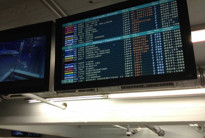 Anzeigetafel des Airports Knuffingen